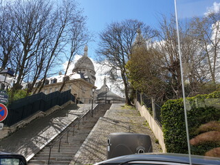Blick den Treppenaufgang des Hügel zur  Basilica minor Sacré-Cœur de Montmartre hinauf 