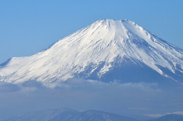 Fototapeta na wymiar 冬の丹沢山地 塔ノ岳より望む富士山