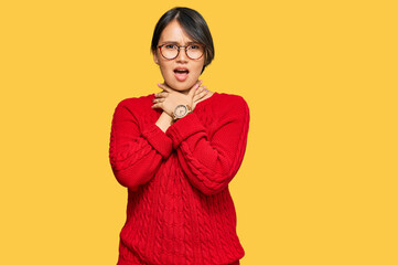 Fototapeta premium Young beautiful hispanic woman with short hair wearing casual sweater and glasses shouting suffocate because painful strangle. health problem. asphyxiate and suicide concept.