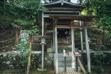 京都、嵐山にある御髪神社の拝殿と本殿