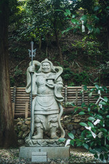 京都、嵐山にある御髪神社境内に立つ毘沙門天像