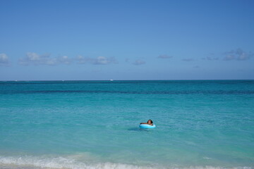 カリブ海で浮き輪で遊ぶ人