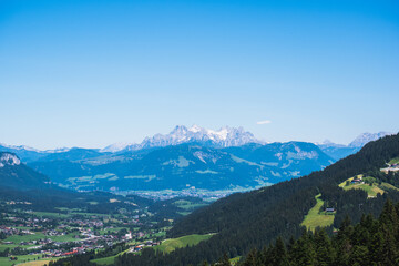 Fototapeta premium Tirol Berglandschaft mit St. Johann und dem Mitterhorn