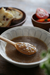 刻んだ玉ねぎの飴色スープ