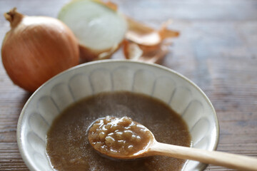 刻んだ玉ねぎの飴色スープ