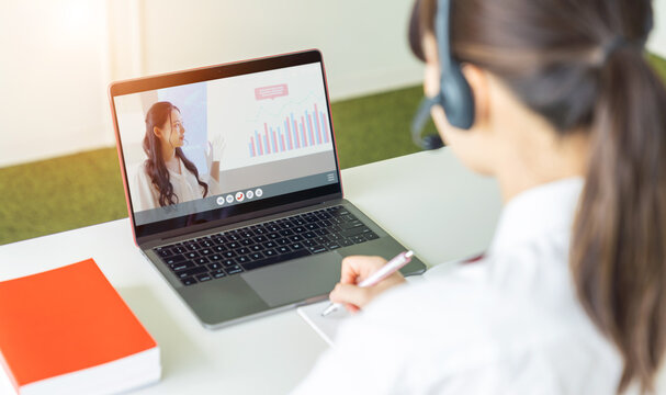 オンライン授業を受ける学生