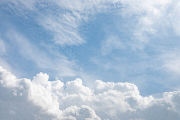 夏雲と秋雲が空に同居。ちょうど季節の変わり目。