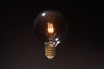 点灯した古い電球のイメージ