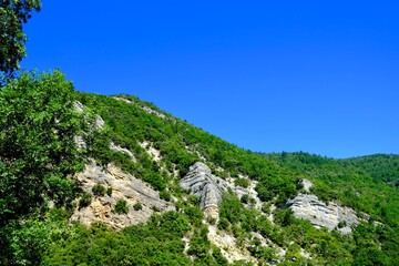 Fototapeta premium PAYSAGE MONTAGNE RIVIERE LA VEYSANNE DROME