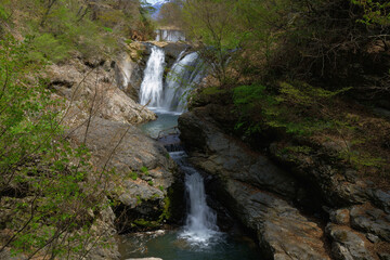 春が訪れた滝の風景-　日本、長野県、多留姫の滝