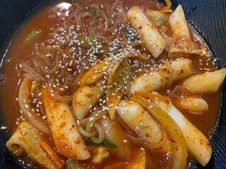매콤하고 맛있는 한국 전통 음식 떡볶이와 쫄면