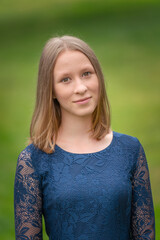 Nahaufnahme-Porträt eines schönen jungen Mädchens mit langen, hellen,  Haaren die im Sommer im...