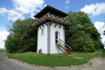 Fototapeta na wymiar Rekonstruierter römischer Wachtturm - Aussichtsturm in Kaisersesch / Eifel