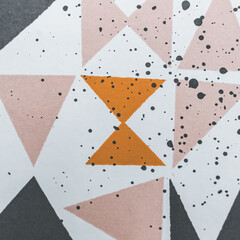Triangle sur fond blanc avec taches noir