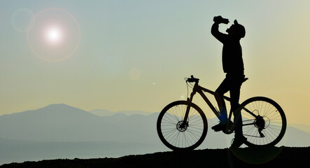 Fototapeta na wymiar cyclist drinking water break