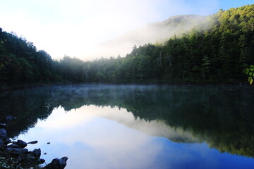初秋の北八ヶ岳　神秘的な双子池　朝靄の雌池
