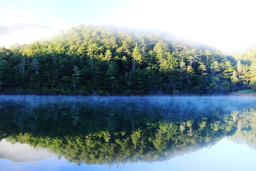 初秋の北八ヶ岳　神秘的な双子池　朝靄の雌池