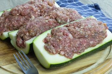 courgette farcie cru sur une planche à découper