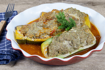 plat de courgettes farcies à la sauce tomate