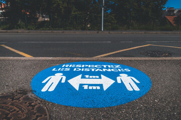 Signalisation de distanciation, au sol, dans la rue