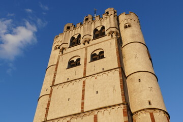Turm der Stiftskirche St.-Martin-und-St.-Severus in Münstermaifeld / Eifel