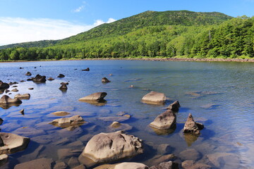 初秋の北八ヶ岳　秋の空気に爽やかな雨池　縞枯山