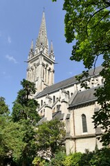 Fototapeta na wymiar L’église Saint-Martin à Pau vue depuis le square 