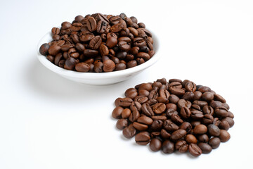 Fototapeta premium Set of fresh roasted coffee beans isolated on white background