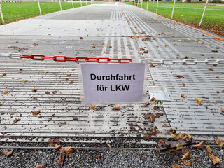schild in einem park durchfahrt für lkw