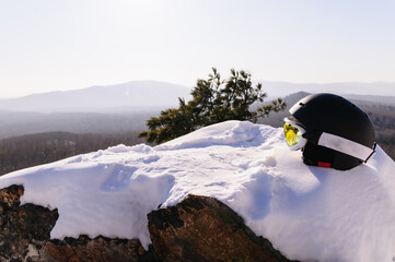 Ski goggles and helmet in the snow