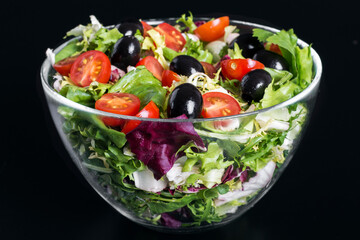 sałatta z oliwkami, pomidorem i cebulą
