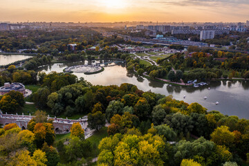 Obraz premium a panoramic view of the ancient palace and a large green park complex with a lake filmed from a drone