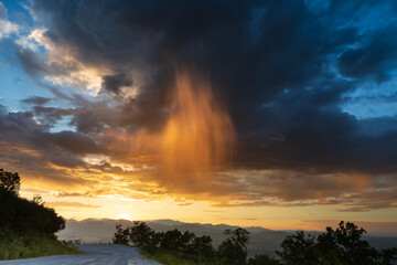 Obraz premium Kamchatka, threads of rain at sunset