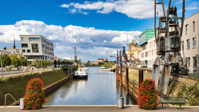 Neuss Stadt mit Rhein Hafen 