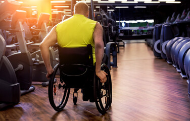 Obraz premium Disabled man training in the gym of rehabilitation center