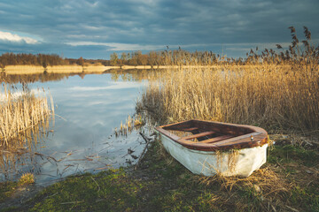 Obraz premium A small boat on the shore of a lake