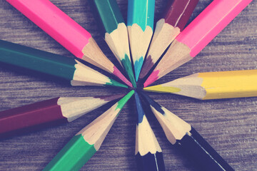 Naklejka premium Set of colored pencils folded in a circle