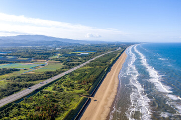 早朝の千里浜なぎさドライブウェイ、のと里山海道（背景は金沢市方向）