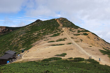 初秋の八ヶ岳連峰　箕冠山から根石岳山荘、根石岳、天狗岳を望む