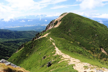 初秋の八ヶ岳連峰　天狗岳鞍部から西天狗岳山頂を望む