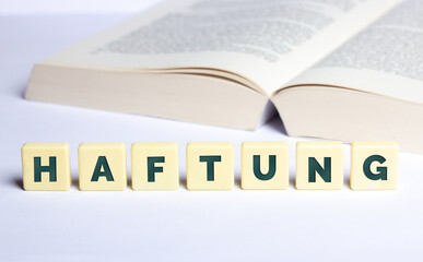 Das Wort Haftung vor einem geöffneten Buch