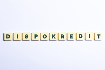 Das Wort Dispokredit in Buchstaben auf weißem Hintergrund