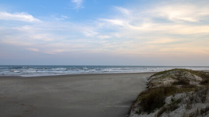 Dunas a caminho do mar em Balneário Gaivota, Santa Catarina, Brasil. Capturada durante uma viagem de fim de semana no mês de Setembro. Harominia entre duas, céu e mar.