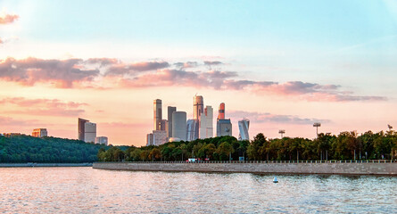 Obraz premium Early autumn sunset over Moscow river