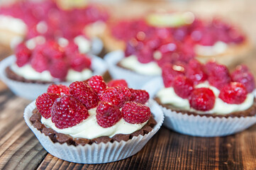 babeczki z kremem i owocami