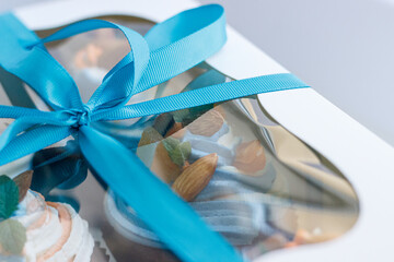 White gift box filled
Delicious fresh cupcakes 