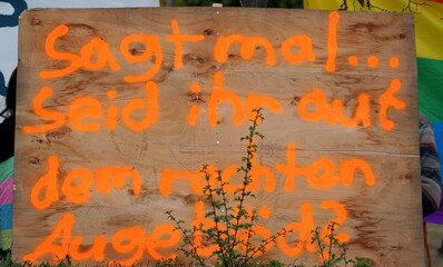 Schild auf einer Demo: 