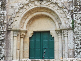 parte superior de la portalada romanica del monasterio de santa maria de mezonzo, la coruña, galicia, españa, europa