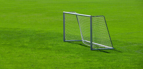 Leeres Fussballtor auf einem Fussballrasen