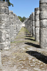 Fototapeta na wymiar Colonnade maya à Chichen-Itza, Mexique
